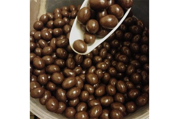 Peanuts with chocolate